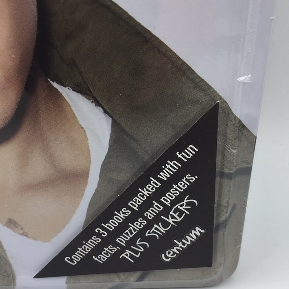 Official Justin Bieber Gift Tin with 3 Books, Posters, Puzzles & Sticker… - Picture 2 of 10